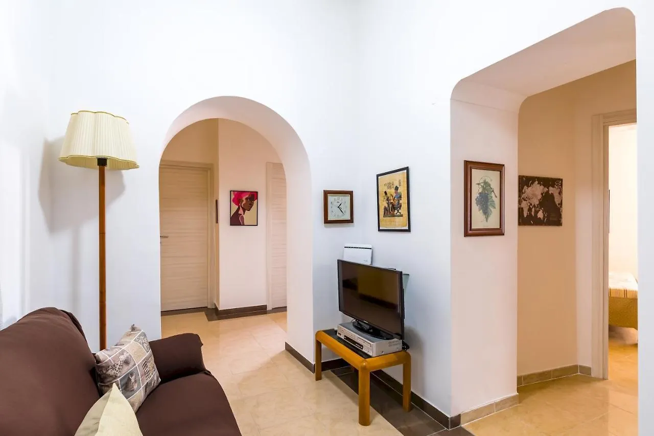 Rione Emanuele III - 4 Bedroom Apartment Nápoly