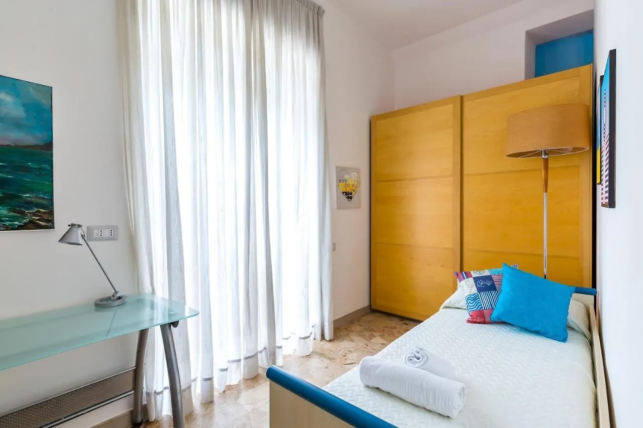 נאפולי Rione Emanuele III - 4 Bedroom Apartment