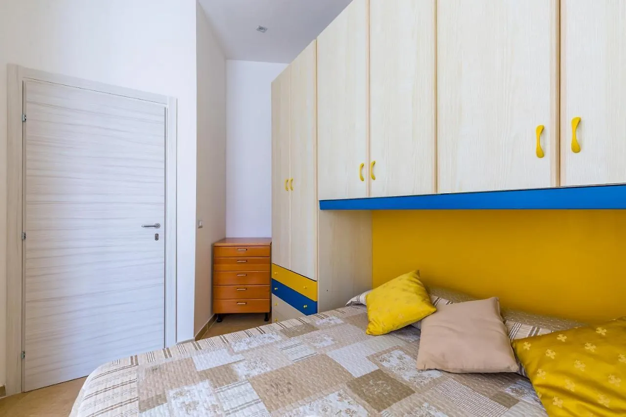 נאפולי Rione Emanuele III - 4 Bedroom Apartment