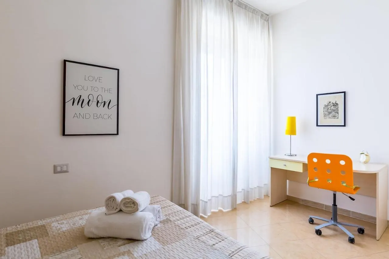נאפולי Rione Emanuele III - 4 Bedroom Apartment